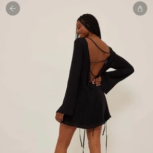 Klänning nakd - Klänning från nakd med öppen rygg med snörning, jättesnygg å bekväm men kommer inte till användning, lappar kvar aldrig använd, nypris 399