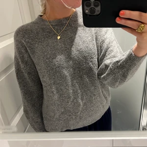 Oanvänd stickad tröja❤️ - Såå sjukt skön och mjuk! Inte alls stickig❤️ Ett måste till garderoben i höst! Jätte snygg grå färg❤️ Jättefint skick. LÄGG ENDAST BUD OM DU ÄR SERIÖS KÖPARE❤️