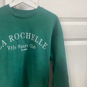 Sweatshirt  - En mycket fin hoodie från Gina Tricot som inte säljs längre. Köpt i vintras och kommer nu inte till användning pågrund av för lite i armarna. Den köptes för 249 kr och säljs för 100kr (priser kan diskuteras). Den är skön i material och mycket fin🤩