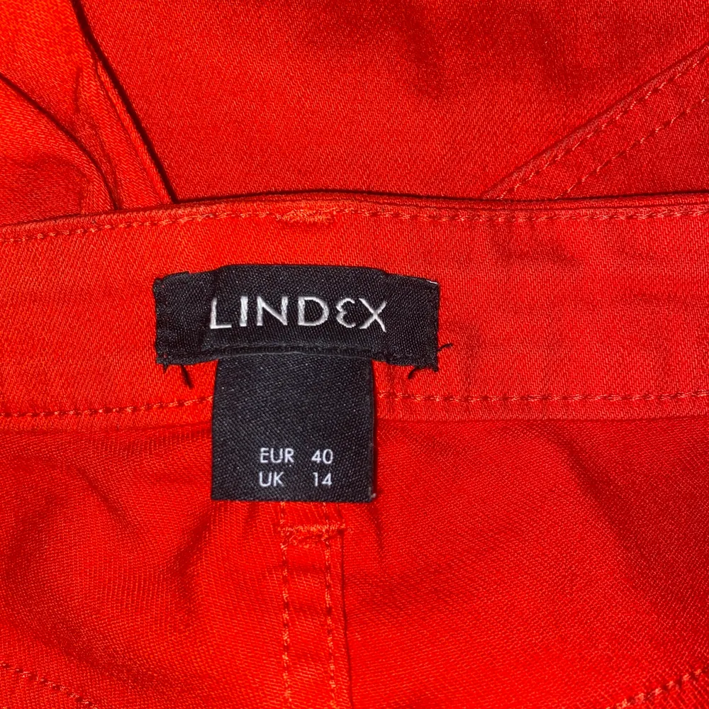 Röda, supersköna, strechiga högmidjade shorts från märket ”Lindex”. Mycket bra skick. Storlek: M❤️❤️. Shorts.