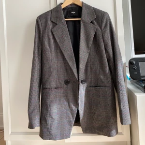 Grårutig kavaj - Oversized kavaj i grårutigt mönster. Ganska sval men ändå värmande. Aldrig använd och i superbra skick. 
