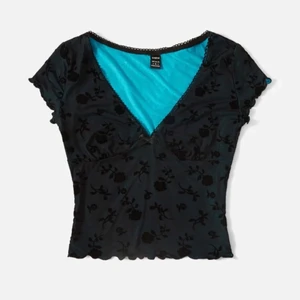 T-shirt / topp med blommor - Helt ny supersöt t-shirt / topp med blommor. Jätteskön och stretchig materialet. Har legat i förpackningen sedan jag köpte den. Köpare står för frakt ❤️