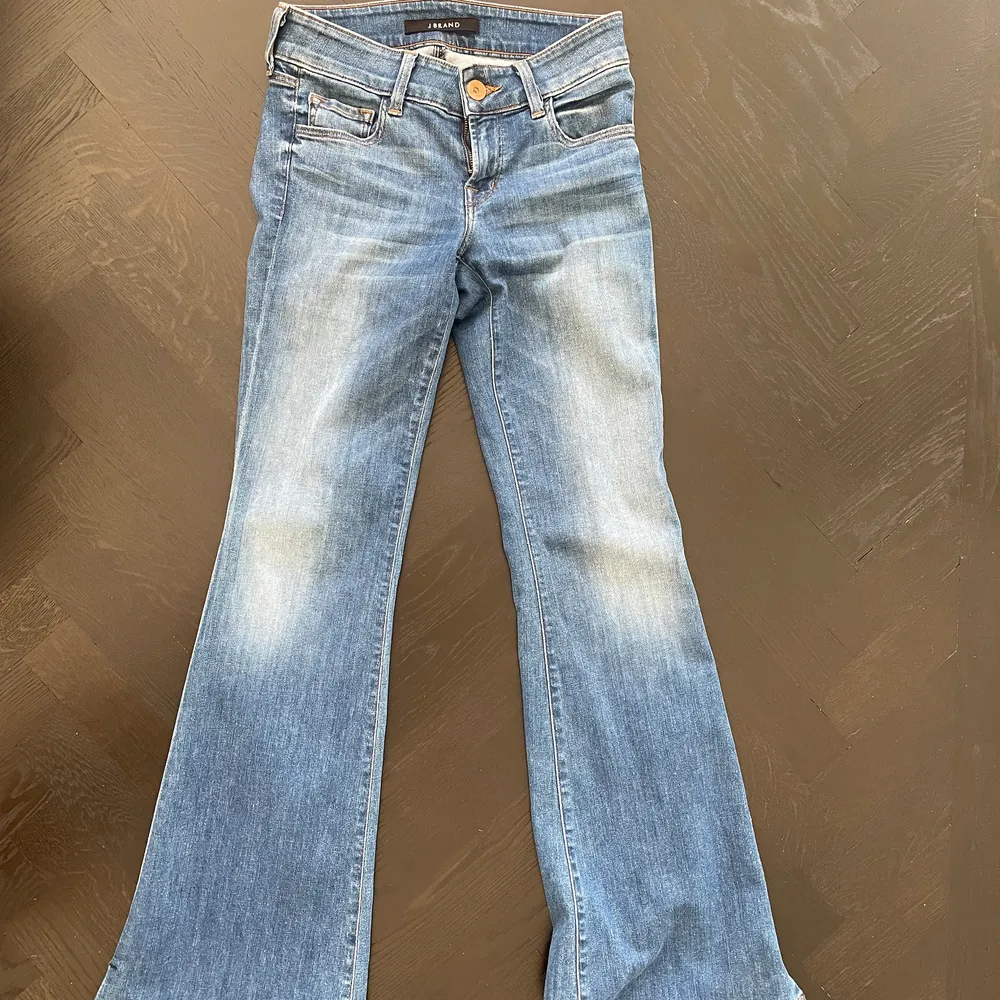 Ett par snygga jeans från J brand storlek 25. Jag är 167 cm och de är lite för långa på mig. . Jeans & Byxor.