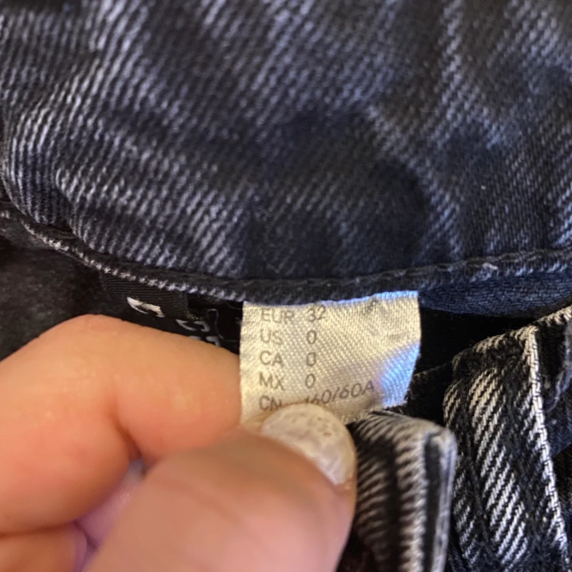 Svarta jeans med hål! - 90