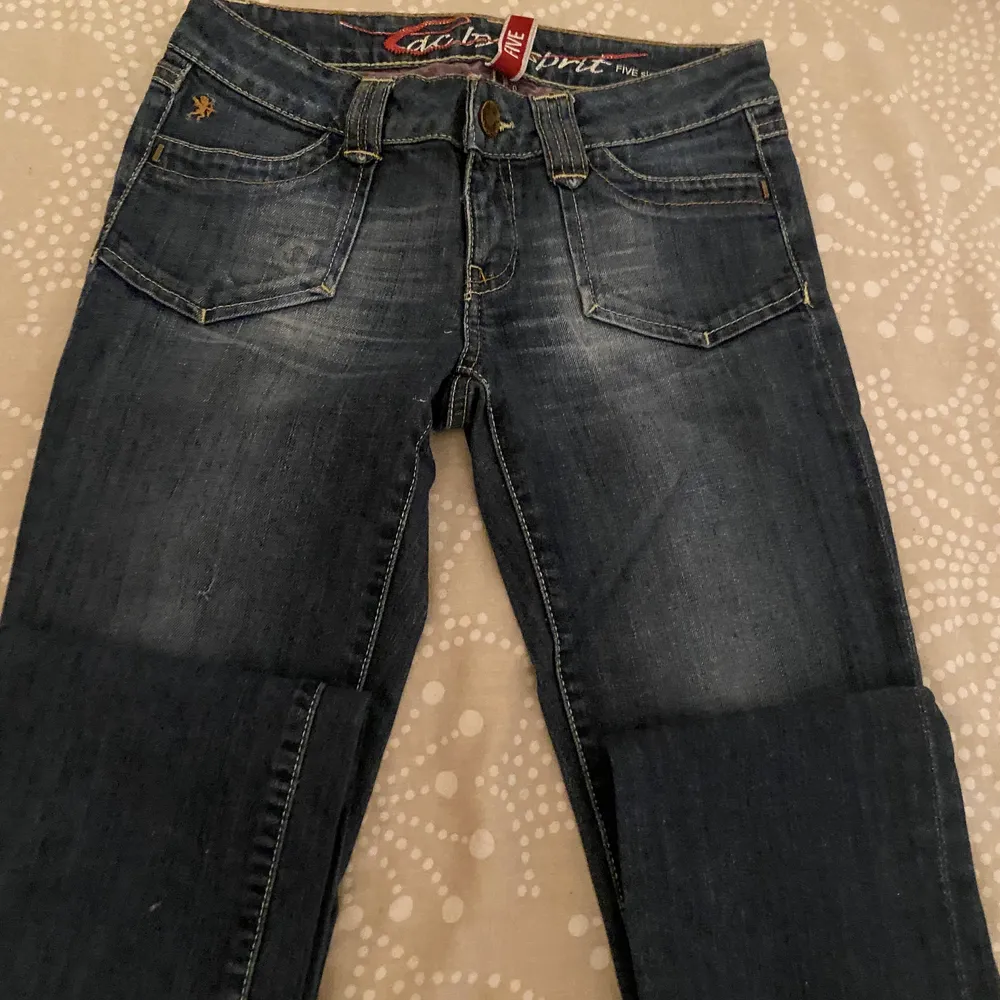 Säljer ett par ursnygga vintage jeans som då är lowwaisted. ❤️Byxorna är köpta från Esprit i storlek 26/32. Fickorna är äkta och går att ha saker i. Jag står tyvärr inte för frakten💗. Jeans & Byxor.