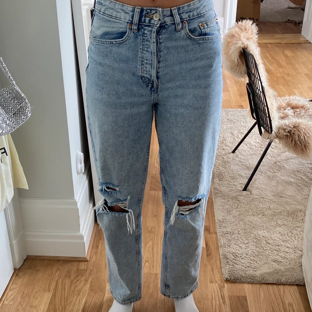 Säljer dessa blåa jeans från h&m i storlek 36, är 174cm och de sitter hyfsat bra i längden på mig. Är i fint skick!💙. Jeans & Byxor.