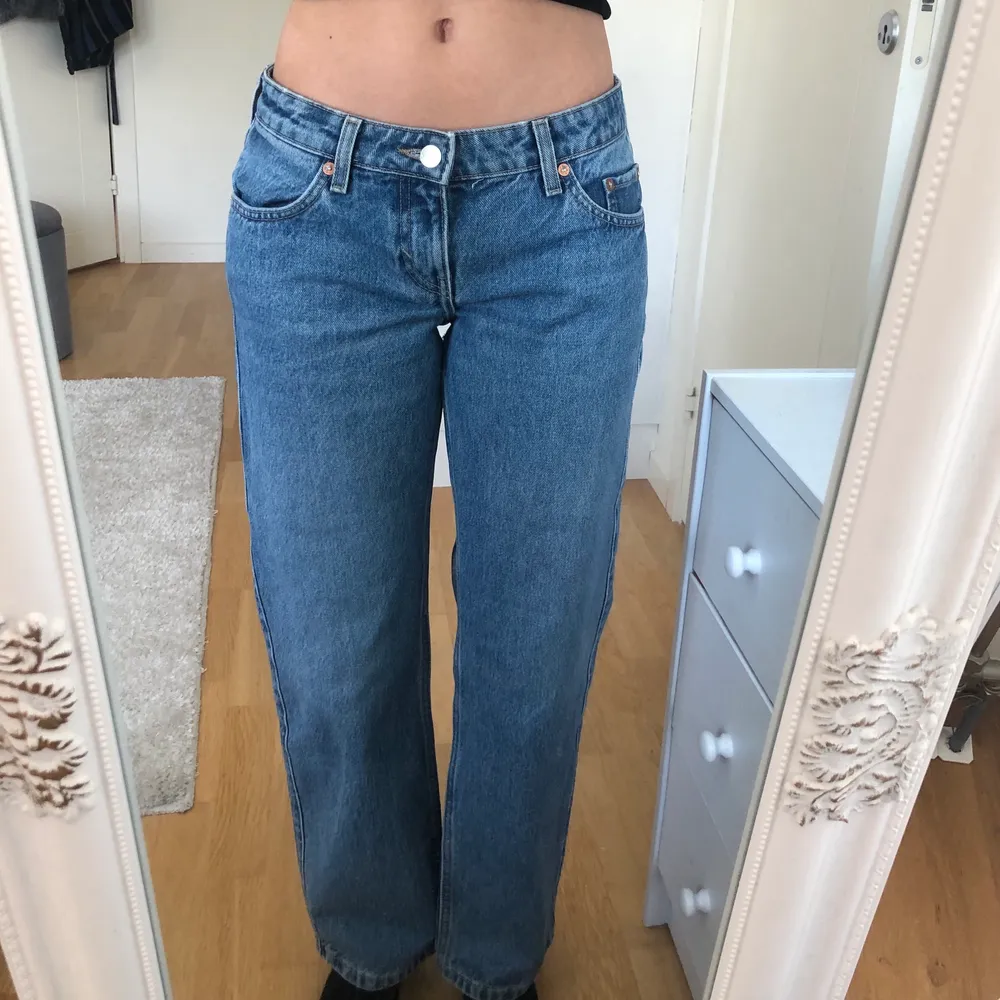 Säljer nu dessa jättefina jeans från Weekday!😍 De är i modellen Arrow Low waist. De är i jättebra skick då de aldrig är använda!! Nypris= 500kr men jag säljer för bara 300kr!🤩🤩 ‼️TRYCK INTE PÅ KÖP NU KNAPPEN‼️. Jeans & Byxor.