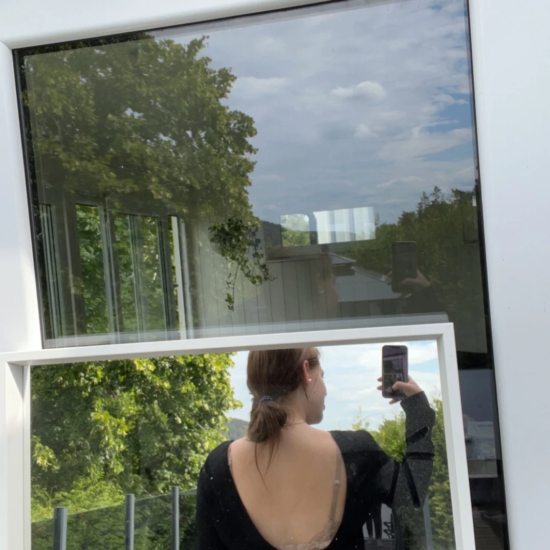 Svart blus med öppen rygg från Nelly  - 90