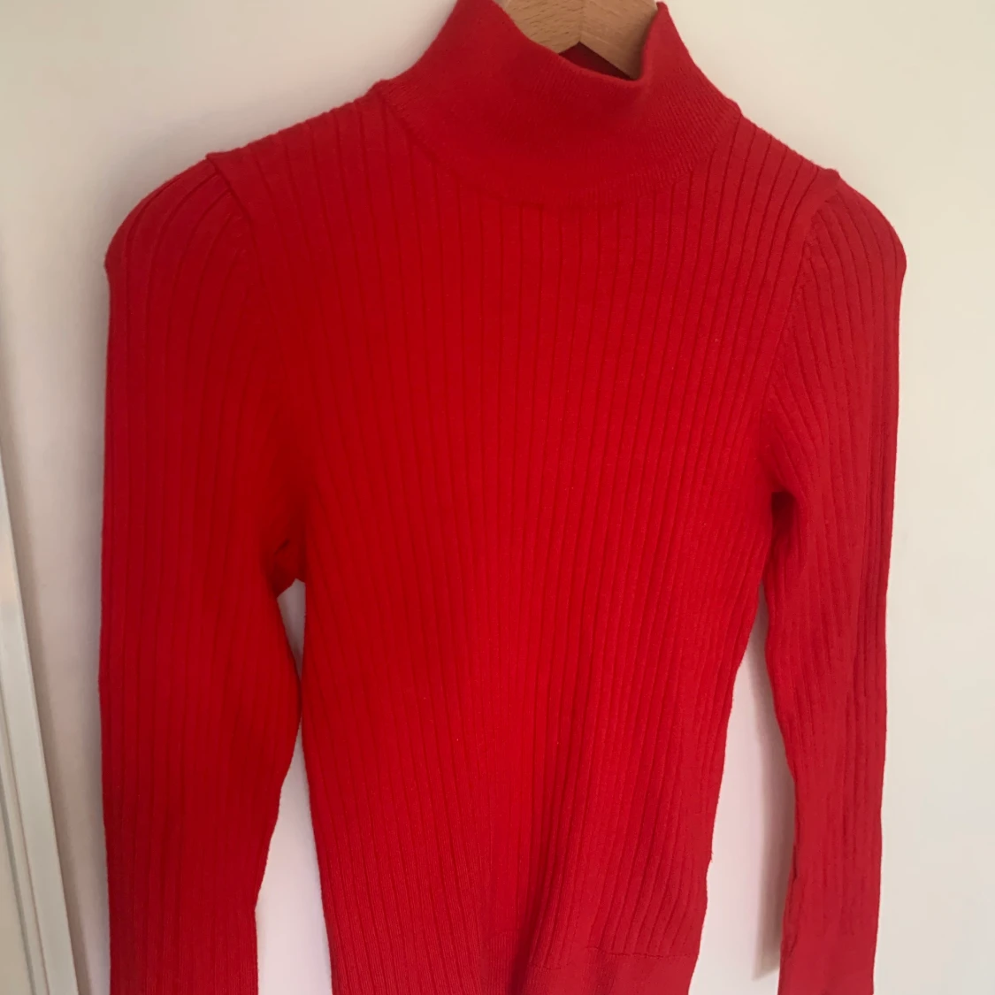 Röd tröja från Gina - 90
