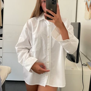 Djerf Avenue Breezy Shirt white  - Aldrig använd breezy shirt från djerf Avenue. Strl M. Jag är en S men den funkar snyggt på mig! 