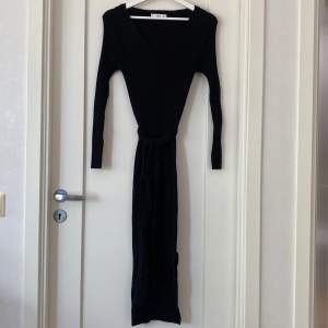 Säljer denna svarta ribbstickade klänning från Mango. Inköpt förra sommaren (2021) för ungefär 500kr. Använd ett fåtal gånger därav i väldigt fint skick! Storlek XS. 