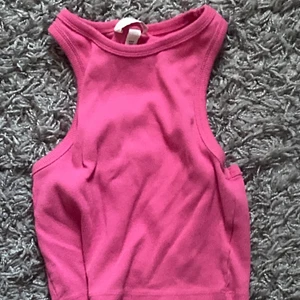 ribbad tanktop  - säljer denna rosa ribbade tanktop! köpt på h&m denna sommaren !