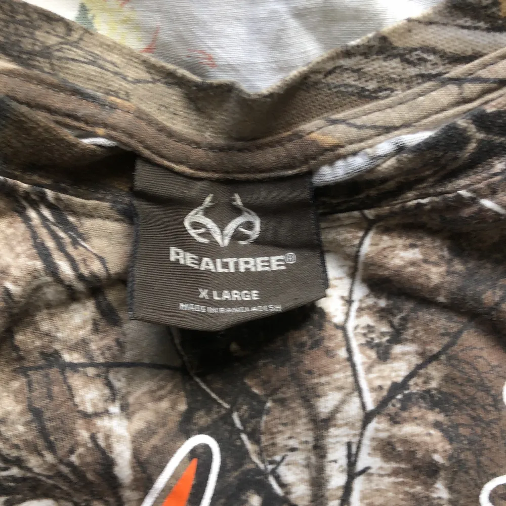 Riktigt fet camotröja från märket realtree. Sitter snyggt oversized. Kan mötas upp på Södermalm, annars betalar köparen för frakten.. T-shirts.