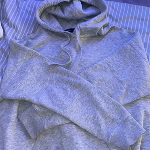Grå hoddie  - Säljer denna då den inte passar, köparen står för frakten! Skriv för mer information💕 (liten fett fläck men syns knappt)