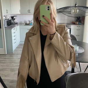 Bikbok jacka - Skitsnygg skinnjacka med fransar från bikbok i färgen beige!! Jacakm är i storlek L men skulle säga att den sitter som M för jag har upplevt att bikboks skinnjackor är små i storleken. 💗💗