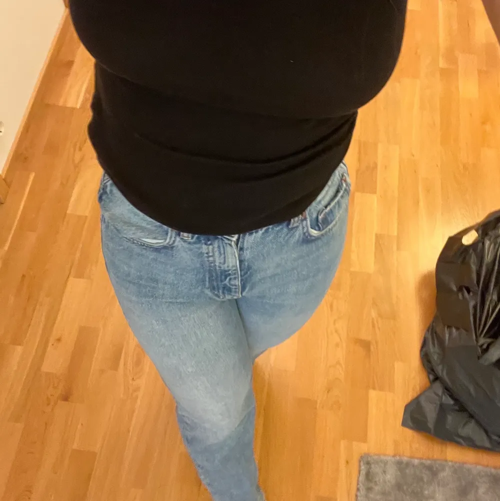 Raka ljusblåa jeans från Gina Tricot Med normal midja( de slutar under naveln). I storlek 36. Bra skick! Du står för frakt.. Jeans & Byxor.