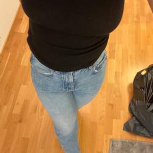Raka ljusblåa jeans från Gina Tricot Med normal midja( de slutar under naveln). I storlek 36. Bra skick! Du står för frakt.
