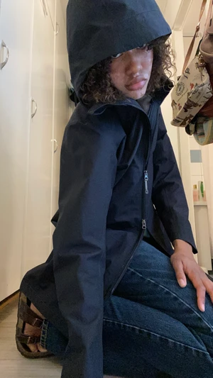 Houdini w’s marple coat - regnjacka  - Houdini skalparkas, med två vägs dragkedja, vilket jag älskar för det för att man får så mycket mer rörelsefrihet. Tre fickor, två på utsidan en på insidan toppen skick, och Houdinis kläder har otroligt lång livslängd. Nypris~4000 kr Vattenpelare 20 000