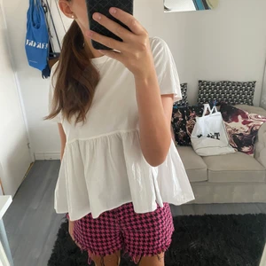 Volang T-shirt - Denna volang t-shirten är ifrån Zara, den är använd men den är fortfarande som ny. Den är i st S men passar också XS.💞