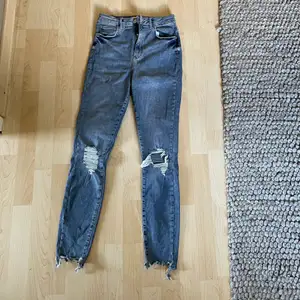 Det är i från Gina Tricot, i deras märke perfect jeans, dem är även slim fit/tighta.Det är knappt använda och i storlek 38!💓✨  Köparen står för frakten 