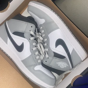 Jordan 1 mid smoke grey/white - Splitternya Jordan 1 med kvitto och paket säljes för 2500 bud på! 