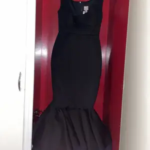 Helt oanvänd/ny! En lång svart klännning. Dragkedja på ryggen och sitter tight. Cocktail/festklänning. Asos