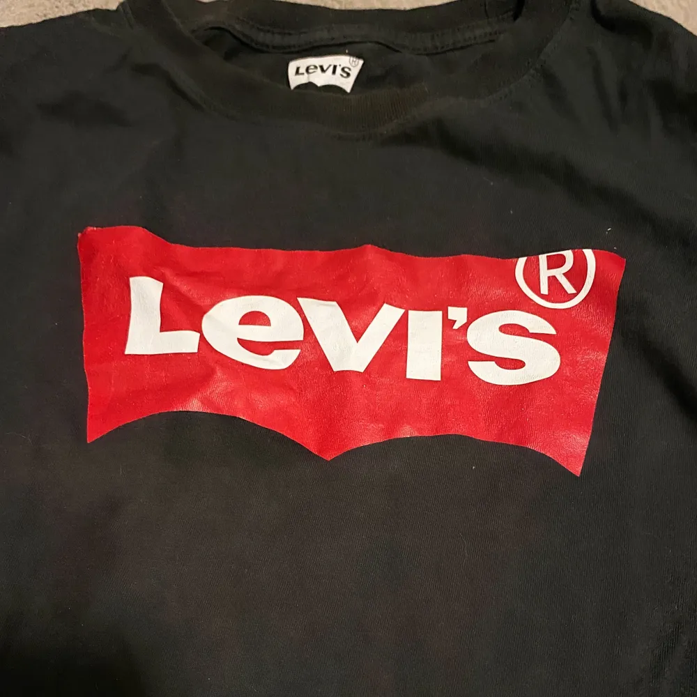 En Levi’s långärmad t-shirt  Färgen röd och svart . T-shirts.