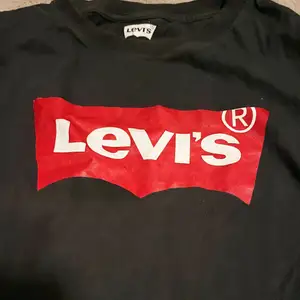 En Levi’s långärmad t-shirt  Färgen röd och svart 