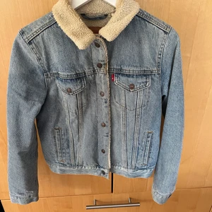 Levis jeans jacka med foder M - Levis jacka i stl M med foder. Använd endast fåtal gånger så gott som ny. Nypris 1300kr mitt pris 500kr + porto. Finns i Jönköping 