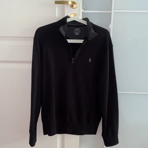   Ralph Lauren halv zip tröja Strl: S - Säljer min Ralph Lauren halv zip då jag inte använder den. Skicka på tröjan är 10/10 jag har aldrig använt tröjan. Tröjan är köpt på Room 1006 i Emporia i Malmö. Priset kan diskutera vid snabba affär.