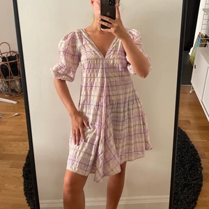 GANNI KLÄNNING - Otroligt vacker och skön klänning från GANNI. Lägger sig fint mot kroppen. Storlek S-M. Använd någon enstaka gång! Mycket fint skick.