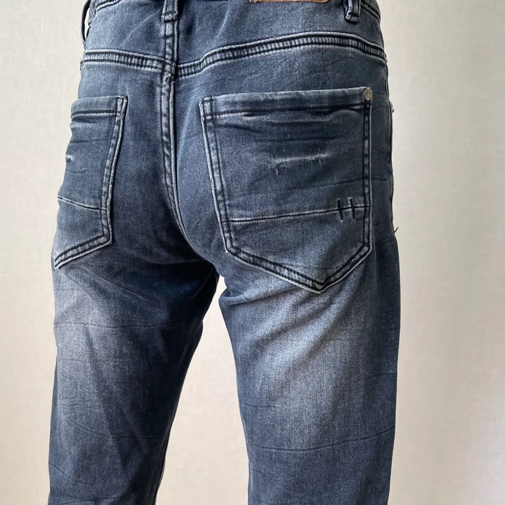 jättefina jeans för pojkar som jag säljer för att de är för småa. . Jeans & Byxor.