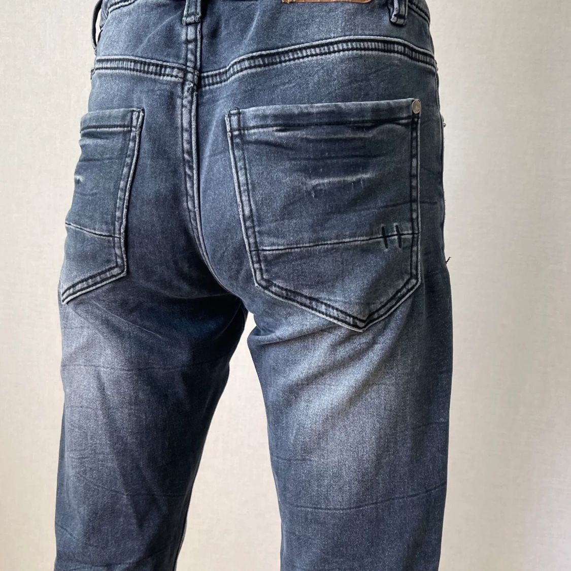 mörk blåa jeans för pojkar  - 90