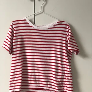 T-shirt från zara ! - Säljer denna röd vit randiga tröjan från zara, därför att den inte kommer till någon så stor användning längre. Stl: M men passar även S.  Köparen står för frakten !