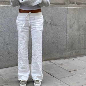 Alobha Linnebyxor - Säljer ett par helt nya oanvända linnebyxor från Lova Widerbergs märke Alobha i storlek S. Köparen står för frakten! KÖP DIREKT FÖR 700kr ❤️