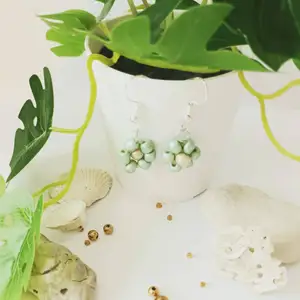 Örhängen av turkosa och vita pärlor formad som en blomma. Handgjorda/min design, utan nickel och inte känsliga för allergier. 40 kr+frakt