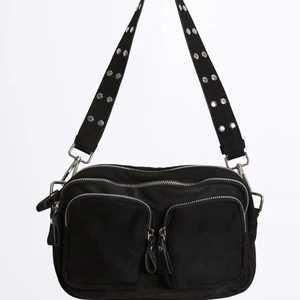 Liknande Noella väska - Snygg liknande Noella väska. Säljer pågrund av att den inte har kommit till användning. Två små fickor fram och sedan en stor bak. Inga skador eller liknade på väskan!💗köparen står för frakt