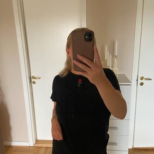 Svart t-shirt med ros - Från NAKD, skön svart t-short med broderad ros