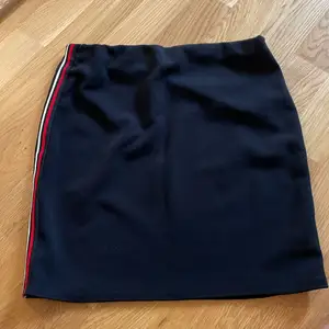 Svart kjol med ränder på sidan, från PRIMARK. Storlek: 36