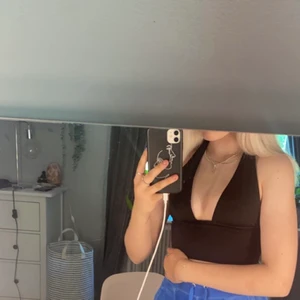 Halterneck topp - Säljer fin topp den hm, aldig använt den. Köpte den mest för andra gjorde de men tycker inte den sitter bra på mig. Slutsåld i alla storlekar och är i stl xs💗💗 kör budgivning på den 