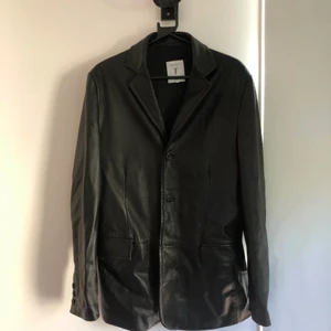 Kappa i skinnimitation strl 52 - Finns att hämta i Tallkrogen i Stockholm.