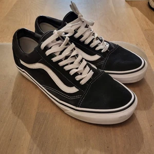 Vans skor - Vans skor tygskor, små slitage på fodret i bak (Se bilder) övrigt i bra skick 