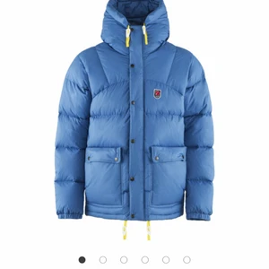 Fjällräven jacka - Tänker kolla intresset på min fjällräven jacka som är ny sedan förra vintern men används inte mycket. Den är i jättebra skick Och är i den blå färgen. Storlek S i damstorleken men passar många då den är stor som modell. Nypris 6000kr xoh säljes för 4500kr