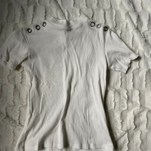 Tröja med öglor  - Topp med metallöglor från Zara aldrig använd i storlek XS