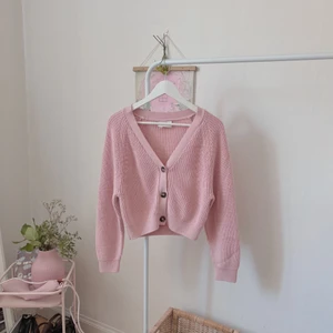 rosa kofta från monki - i fin skick! besök @BLOOMINGYEU på Instagram för att kika på massvis fina plagg 🌷🎀