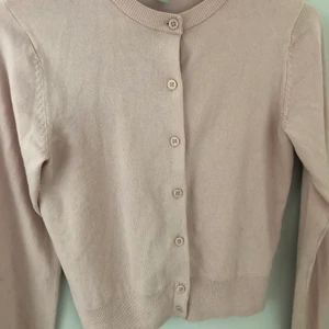 Finstickad hm kofta i strl Xs - Säljer denna fina ljusrosa kofta från hm. Den är i bra skick utan några fläckar. Använd max 4 gånger. Säljer då den inte kommer till användning längre. Kom privat vid intresse, om ni vill ha fler bilder eller om ni har några frågor 💕.