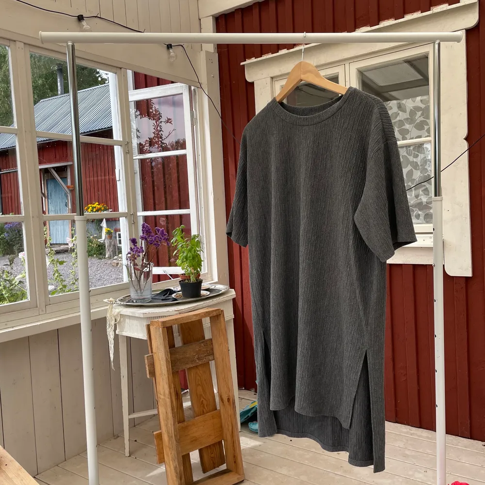 Grå klänning från Monki, använd fåtal gånger. Den är lite randig i texturen vilket är fint! Inga defekter. Lite tjockare material . Klänningar.