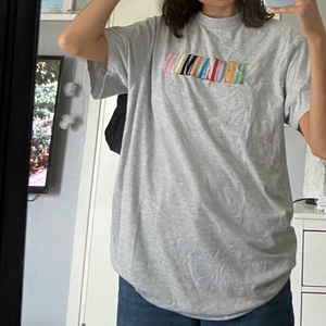 T-shirt  - Snygg T-shirt från ASOS med färgglatt broderi🤍 så snygg modell på T-shirten och SÅ MJUK! Aldrig använd då jag har alldeles för många t-shirts