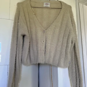 Kofta från PULL&BEAR! - En otroligt mjuk och skön kofta från PULL&BEAR. Helt oanvänd 