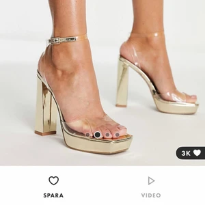 Oanvända platå klackar - Fortfarande i förpackningen. Köpte två i olika storlekar för att testa. Har ej testat dessa då de andra satt bra på första försök. Jättesnygga och bekväma skor som passar med allt!!  Sista bilden är mina egna som jag behöll.